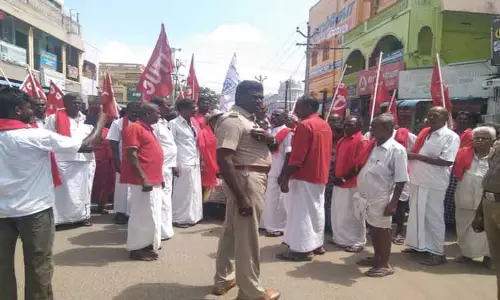 சிவகிரியில் இந்திய கம்யூனிஸ்டு கட்சியினர் சாலை மறியல்