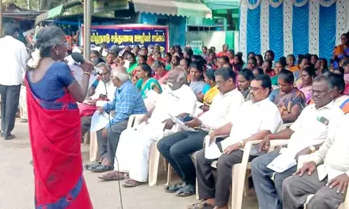 சத்துணவு ஊழியர்கள் தர்ணா போராட்டம்