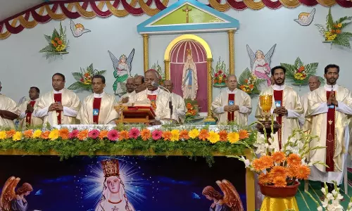 பூண்டி மாதா பேராலய திருவிழா கொடியேற்றத்துடன் தொடங்கியது பூண்டி மாதா பேராலய திருவிழா கொடியேற்றத்துடன் தொடங்கியது