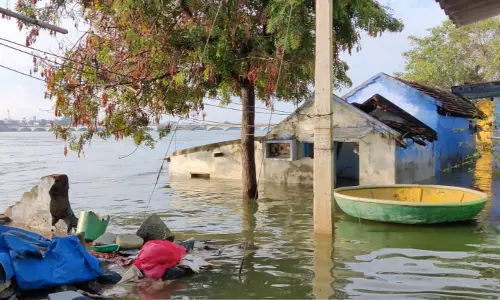 பவானியில் குறையாத காவிரி ஆற்று வெள்ளம்:  3-வது நாளாக   100 வீடுகளை தண்ணீர் சூழ்ந்தது