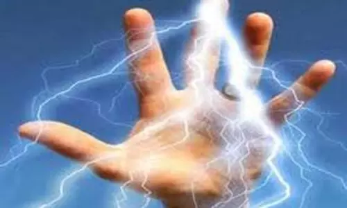 மின் கம்பியில் லாரி உரசியதால்   மின்சாரம் பாய்ந்து டிரைவர் சாவு