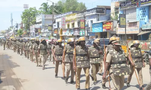 போலீஸ் அணிவகுப்பு