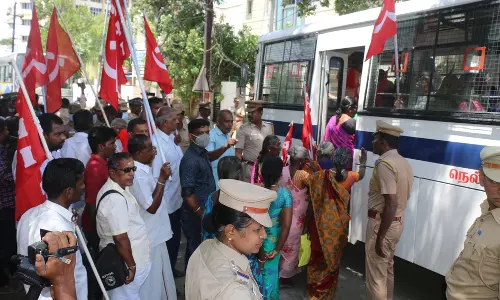 பெட்ரோல்- டீசல் விலை உயர்வை கண்டித்து  கம்யூனிஸ்டு கட்சியினர் சாலை மறியல்