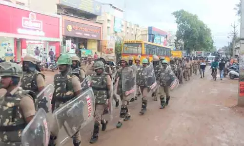 போலீசார் கொடி அணிவகுப்பு ஊர்வலம் போலீசார் கொடி அணிவகுப்பு ஊர்வலம்