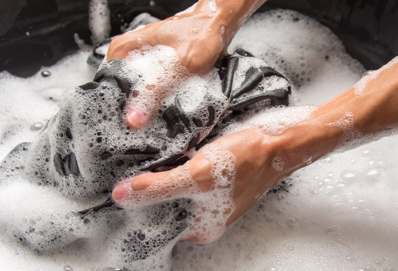 Pros and Cons of Washing Your Clothes in Hot Water சுடு நீரில் துணி