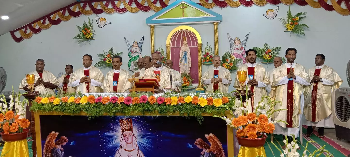 பூண்டி மாதா பேராலய திருவிழா கொடியேற்றத்துடன் தொடங்கியது பூண்டி மாதா பேராலய திருவிழா கொடியேற்றத்துடன் தொடங்கியது