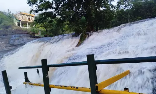 கும்பக்கரை அருவியில் வெள்ளப்பெருக்கு - சுற்றுலா பயணிகள் குளிக்க தடை கும்பக்கரை அருவியில் வெள்ளப்பெருக்கு - சுற்றுலா பயணிகள் குளிக்க தடை