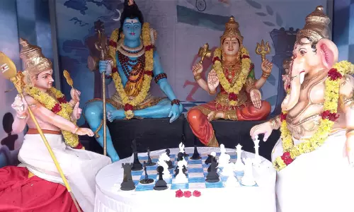 தம்பி முருகனுடன் செஸ் விளையாடும் விநாயகர்...! பார்த்து ரசிக்கும் பெற்றோர் சிவன்-பார்வதி