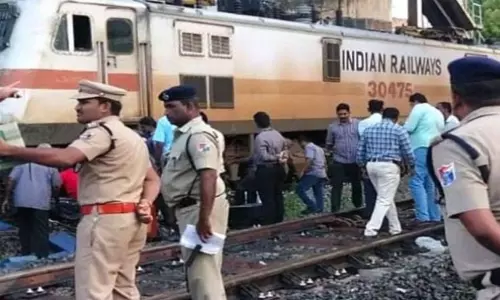 மதுரையில் பொதிகை எக்ஸ்பிரஸ் ரெயில் தடம் புரண்டது - ரெயில் நிலையத்தில் பரபரப்பு...!