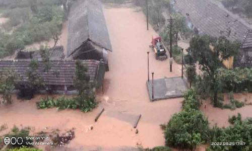 வால்பாறை பகுதியில் கன மழை: வீடுகளை வெள்ளம் சூழ்ந்தது-மலைப்பாதையில் மண்சரிவு வால்பாறை பகுதியில் கன மழை: வீடுகளை வெள்ளம் சூழ்ந்தது-மலைப்பாதையில் மண்சரிவு