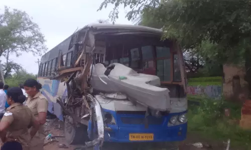 திருமயம் அருகே தனியார் பஸ்-அரசு பஸ் நேருக்கு நேர் மோதல் - 16 பேர் காயம்