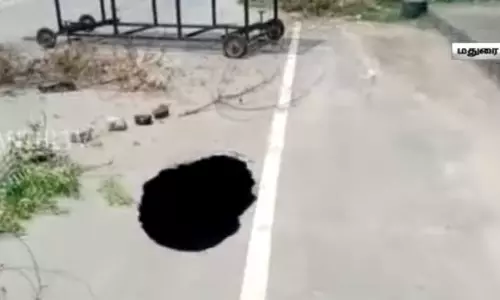 நடுரோட்டில் திடீரென 8 அடி ஆழ பள்ளம் - வாகன ஓட்டிகள் அதிர்ச்சி...!