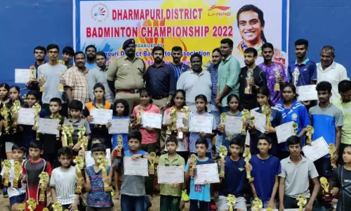 வெற்றி பெற்ற வீரர்களுக்கு பரிசு வெற்றி பெற்ற வீரர்களுக்கு பரிசு