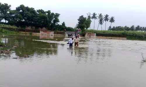 விழுப்புரம் மாவட்டத்தில் தொடர் மழையினால் ஆறுகளில் வெள்ளப்பெருக்கு தரைப்பாலம் மூழ்கியதால் போக்குவரத்து துண்டிப்பு விழுப்புரம் மாவட்டத்தில் தொடர் மழையினால் ஆறுகளில் வெள்ளப்பெருக்கு தரைப்பாலம் மூழ்கியதால் போக்குவரத்து துண்டிப்பு