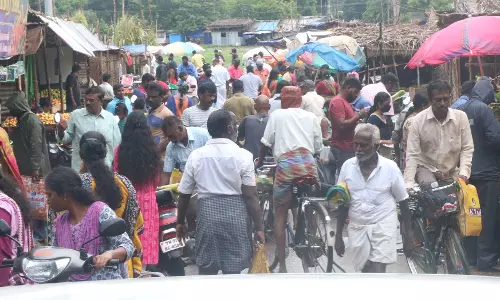 கொட்டும் மழையில் பூஜை பொருட்கள் வாங்கிய மக்கள்