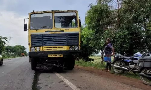 மோட்டார் சைக்கிளில் மோதி, ஒரு கிலோ மீட்டர் தூரம் இழுத்து சென்ற லாரி