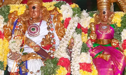 ஆவணி திருவிழாவில் மாணிக்கம் விற்ற லீலை அலங்காரத்தில் சுந்தரேசுவரர்-மீனாட்சி அம்மன்