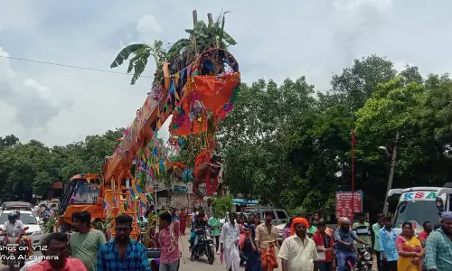 பறவை காவடி எடுத்து இலங்கை தமிழர்கள் வழிபாடு