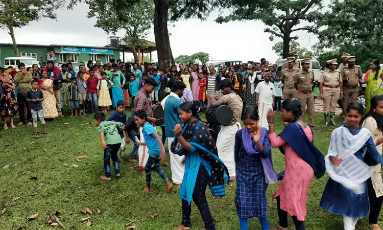 முதுமலையில் சதுர்த்தி விழா: தும்பிக்கையை உயர்த்தி மண்டியிட்டவாறு வணங்கிய யானைகள் முதுமலையில் சதுர்த்தி விழா: தும்பிக்கையை உயர்த்தி மண்டியிட்டவாறு வணங்கிய யானைகள்