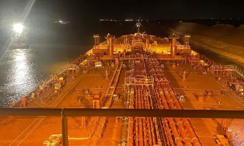 சூயஸ் கால்வாயில் தரை தட்டிய எரிபொருள் டேங்கர் கப்பல்: 5 மணி நேர மீட்பு பணிக்கு பின் மிதக்க தொடங்கியது! சூயஸ் கால்வாயில் தரை தட்டிய எரிபொருள் டேங்கர் கப்பல்: 5 மணி நேர மீட்பு பணிக்கு பின் மிதக்க தொடங்கியது!