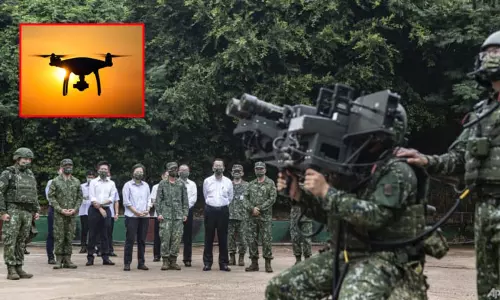 சீன கடலோரம் பறந்த ஆளில்லா விமானம்; சுட்டு வீழ்த்திய தைவான் ராணுவம் சீன கடலோரம் பறந்த ஆளில்லா விமானம்; சுட்டு வீழ்த்திய தைவான் ராணுவம்