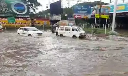 ரெயில் தண்டவாளத்தின் கீழ் தேங்கிய தண்ணீரில் கல்லூரி பஸ் சிக்கியது