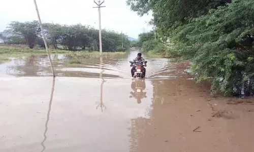 சாலையில் தேங்கிய தண்ணீரால் போக்குவரத்து துண்டிப்பு