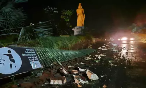 திருவள்ளுவர் சிலையின் தடுப்பு சுவர் இடிந்து விழுந்தது