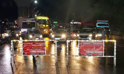 சாலையை  திடீரென அடைத்ததால் போக்குவரத்து நெருக்கடி