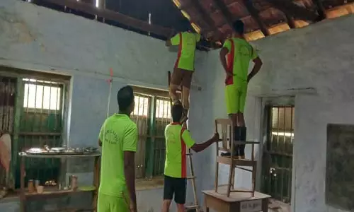 பள்ளியின் மேற்கூரையில் பதுங்கியிருந்த பாம்பால் பரபரப்பு