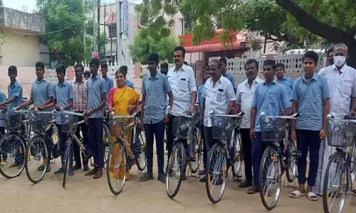 பள்ளி மாணவர்களுக்கு இலவச சைக்கிள்
