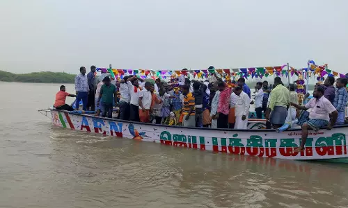 படகில் கொண்டு செல்லப்பட்ட விநாயகர் சிலை