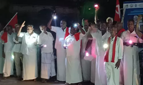நெல் குவிண்டாலுக்கு ரூ.2,500 வழங்க வலியுறுத்தி இந்திய கம்யூனிஸ்டு கட்சியினர் டார்ச் லைட் அடித்து ஆர்ப்பாட்டம் நெல் குவிண்டாலுக்கு ரூ.2,500 வழங்க வலியுறுத்தி இந்திய கம்யூனிஸ்டு கட்சியினர் டார்ச் லைட் அடித்து ஆர்ப்பாட்டம்
