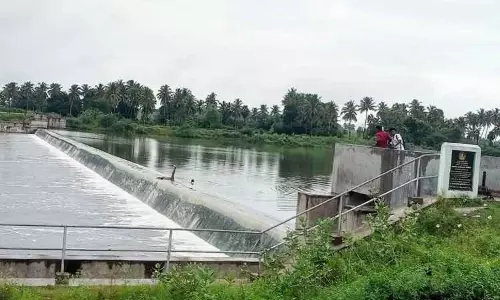 நிரம்பி வழியும் தடுப்பணை