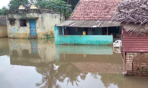 குடியிருப்புகளை வெள்ள நீர் சூழ்ந்தது குடியிருப்புகளை வெள்ள நீர் சூழ்ந்தது
