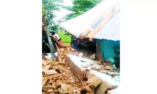 தொடர் மழையால் வீட்டின் சுவர் இடிந்தது