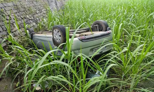 ஆப்பக்கூடல் அருகே  சாலையோர பள்ளத்தில் தலைகுப்புற கவிழ்ந்த கார்;  தம்பதி உயிர் தப்பினர்