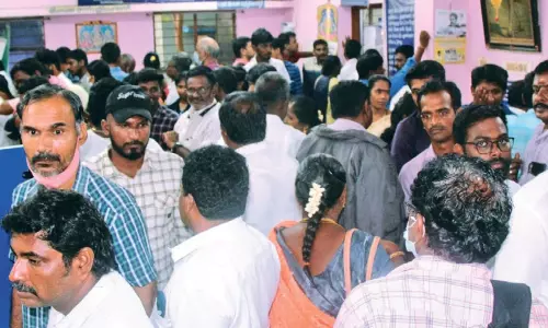 திருவள்ளூர் சார் பதிவாளர் அலுவலகத்தில் சர்வர் பழுது - பத்திரப்பதிவுக்கு வந்தவர்கள் அவதி