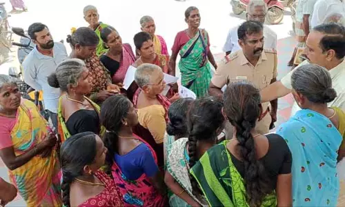 வட்டார வளர்ச்சி அலுவலகத்தை பெண்கள் முற்றுகை