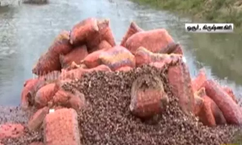 40 டன் சின்ன வெங்காயத்தை தண்ணீரில் கொட்டிய விவசாயிகள்