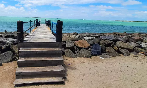 குருசடைதீவுக்கு சுற்றுலா படகு போக்குவரத்து நிறுத்தம்