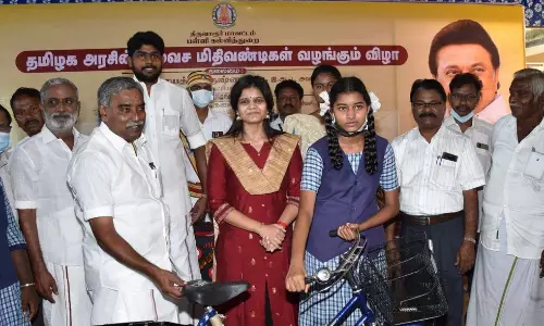 160 மாணவிகளுக்கு விலையில்லா சைக்கிள் 160 மாணவிகளுக்கு விலையில்லா சைக்கிள்