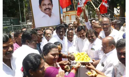 வேலூர் மாநகர் மாவட்ட அ.தி.மு.க.வினர் பட்டாசு வெடித்து கொண்டாட்டம்