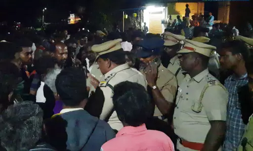 தேன்கனிக்கோட்டையில் யானை மிதித்து விவசாயி பலி - உறவினர்கள் சாலை மறியல்