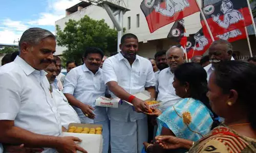 பொதுமக்களுக்கு கிருஷ்ணமுரளி எம்.எல்.ஏ. இனிப்பு வழங்கி கொண்டாட்டம்