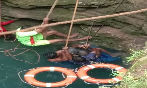 பொள்ளாச்சி அருகே கிணற்றில் மூதாட்டி தவறி விழுந்தார்; காப்பாற்ற முயன்ற 2 பேரும் தண்ணீரில் தத்தளிப்பு-3 பேரையும் தீயணைப்பு வீரர்கள் மீட்டனர்