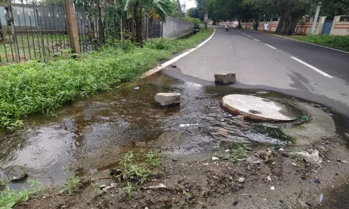 பொள்ளாச்சியில் ஆள்இறங்கு குழியில் இருந்து வெளியேறும் கழிவுநீர்  வாகன ஓட்டிகள் அவதி