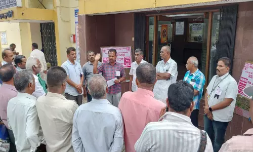 பல்வேறு கோரிக்கைகளை வலியுறுத்தி  எல்.ஐ.சி. முகவர்கள் ஆர்ப்பாட்டம்