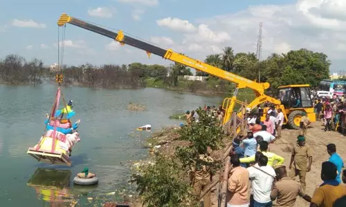 சின்னசேலம் ஏரியில் பொக்லைன் எந்திரம் மூலம் விநாயகர் சிலை கரைப்பு சின்னசேலம் ஏரியில் பொக்லைன் எந்திரம் மூலம் விநாயகர் சிலை கரைப்பு