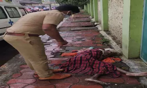 குளிரில் நடுங்கிய மூதாட்டியை மீட்ட சப்-இன்ஸ்பெக்டர்